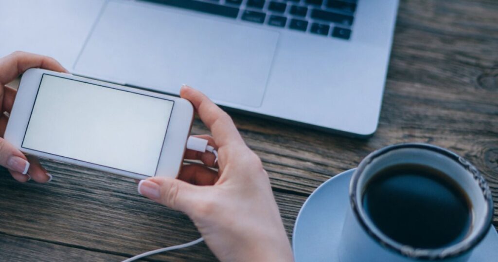 ordinateur et portable sur un bureau