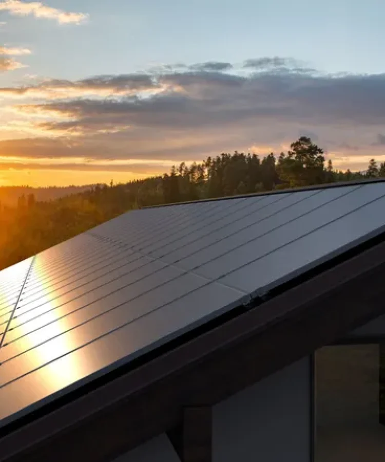 panneaux solaires sous soleil couchant